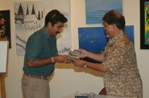 Shri. Suhas Bahulkar felicitate Artist Satish Kale at Artfest 09, Indiaart Gallery